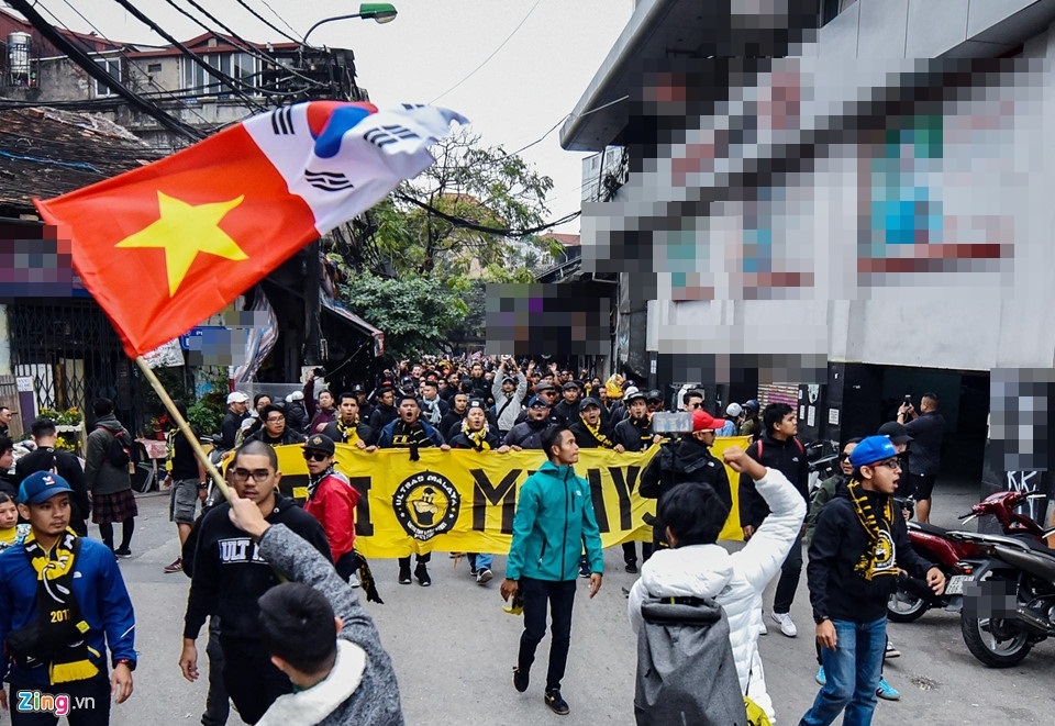 CĐV Malaysia diễu hành đốt pháo sáng trên phố cổ, la hét thách thức ĐT VN chiến thắng được đội nhà