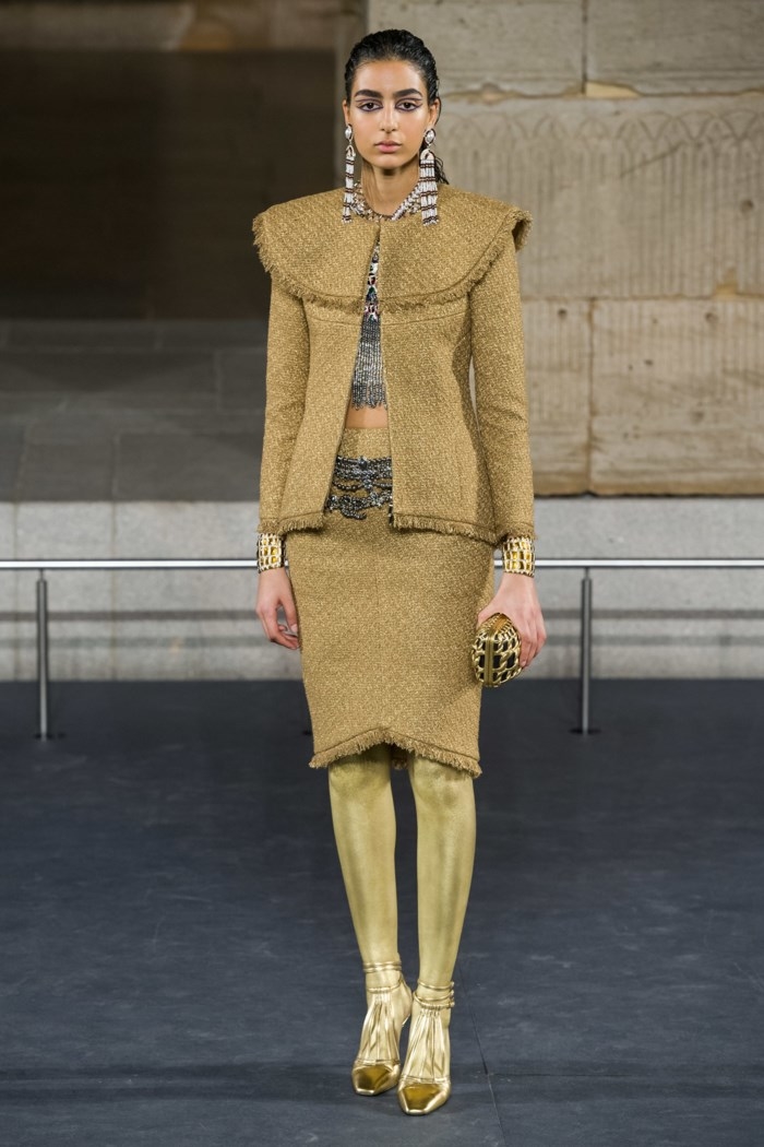 
Lấy cảm hứng từ những chiếc vòng cổ bản to mà Nữ hoàng Ai Cập thường mang, Chanel đã cho ra mắt mẫu áo khoác vải tweet đặc trưng của thương hiệu.
