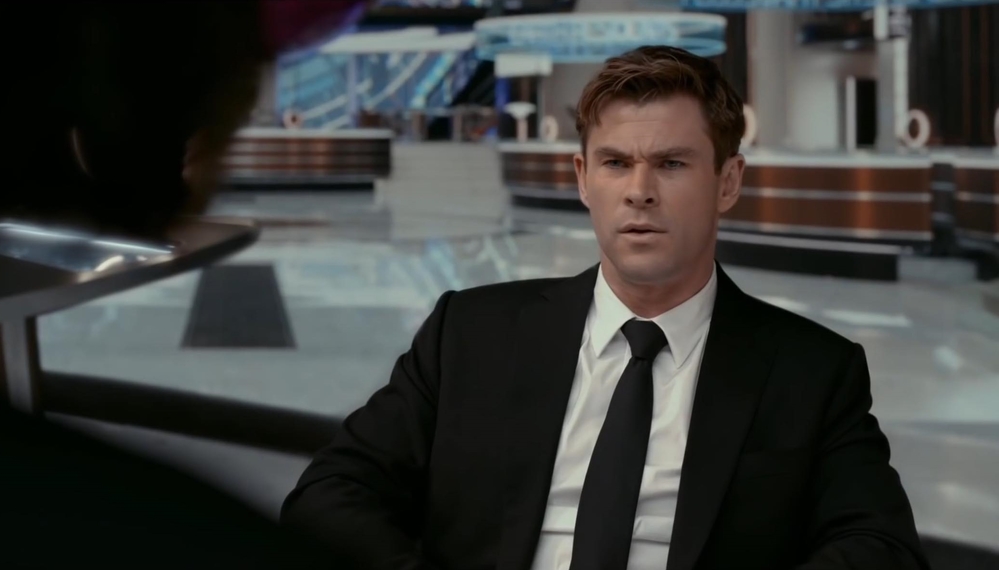 Bỏ cầm búa rìu, Chris Hemsworth ôm súng cực ngầu trong trailer mới của Men in Black: International