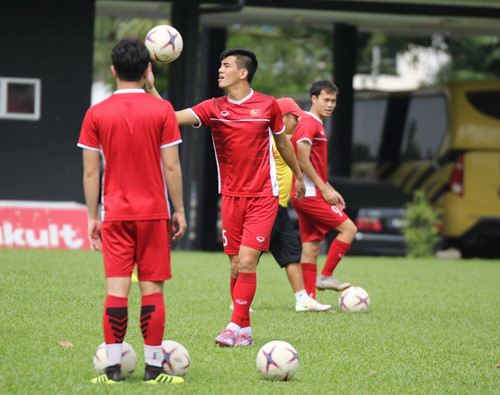 
Các cầu thủ của tuyển Việt Nam tiếp tục ra sân tập luyện để chuẩn bị cho trận chung kết lượt về với Malaysia.