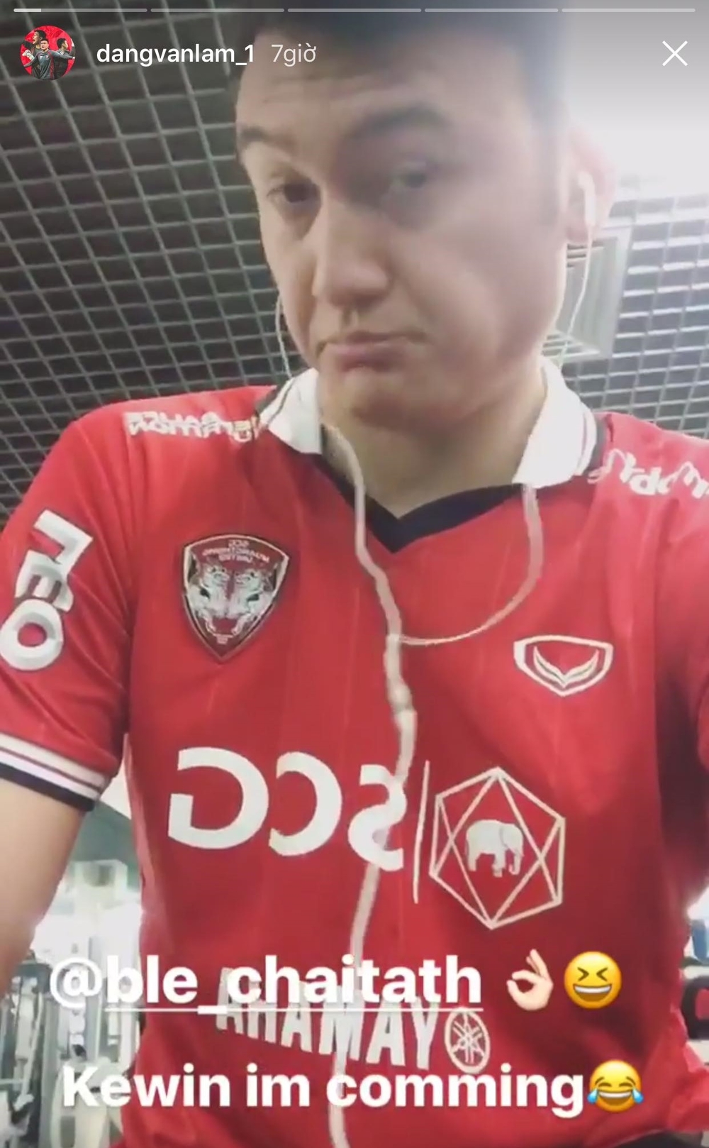 
Văn Lâm từng chụp hình khoe áo của CLB Muangthong United.