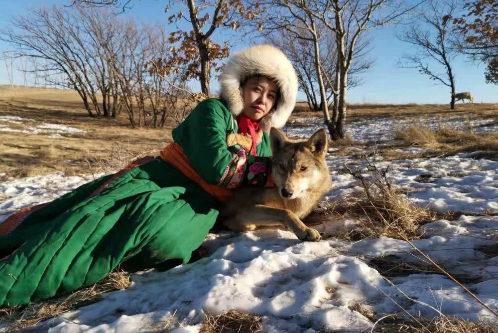 Cô gái Mông Cổ với dàn pet 