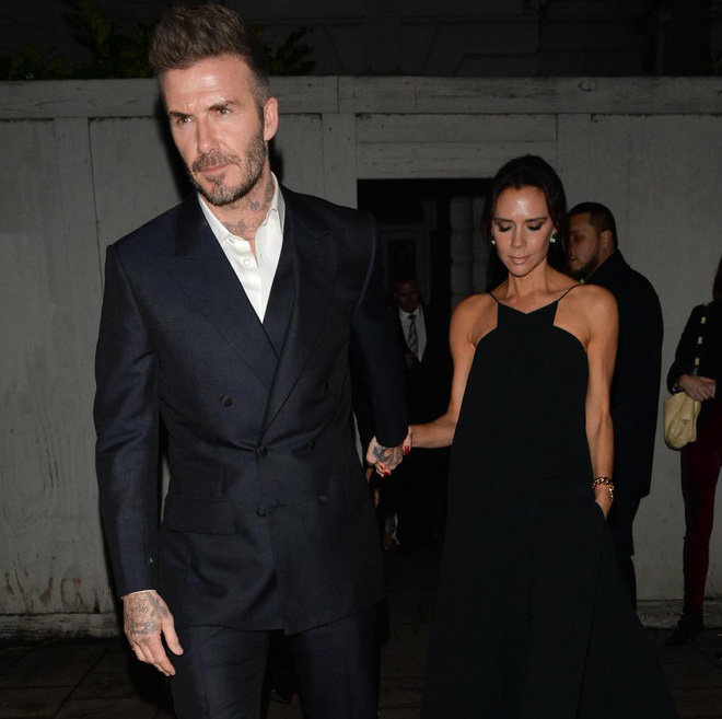 
Khi tiến đến bữa tiệc thì vợ chồng Beckham tay trong tay trông rất hạnh phúc trước các ống kính máy ảnh.​