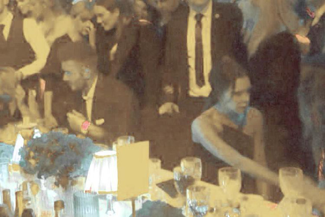 
Vợ chồng Beckham ngồi quay lưng lại với nhau trong bữa tiệc.