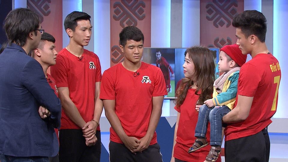 
Vài cầu thủ trong ĐT Việt Nam đã nhận lời tham gia chương trình Điều ước thứ Bảy để gặp gỡ cậu bé Tôm