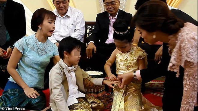 
Đây là một nghi lễ truyền thống của Thái Lan để giúp 2 đứa trẻ lớn lên khỏe mạnh hơn 