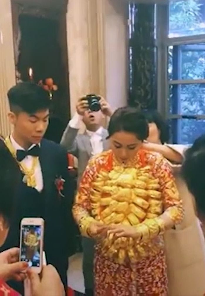 Choáng ngợp trước số vàng mà cô dâu này nhận được trong hôn lễ: 