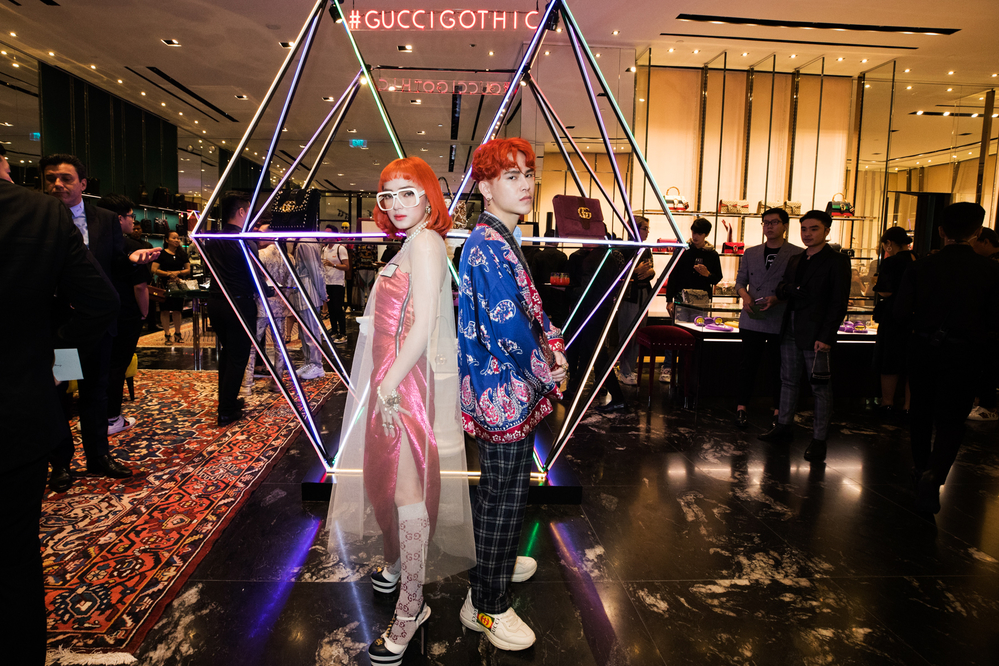 
Châu Bùi - Decao thu hút sự chú ý tại sự kiện với phong cách thời trang sành điệu đậm chất Gucci và mái tóc màu đỏ cam rực rỡ.