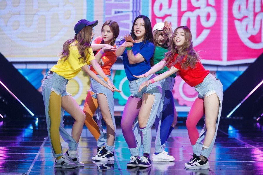 
Khi biểu diễn trên sân khấu, idol thường được coordi chọn cho những mẫu trang phục tôn dáng sang chảnh nhất nhưng Red Velvet lại nhiều lần phải diện những bộ đồ khá kỳ quặc, thiết kế xấu, lòe loẹt, không phù hợp với đẳng cấp.