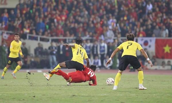 
Quang Hải là cầu thủ bị phạm lỗi nhiều nhất trong trận đấu.