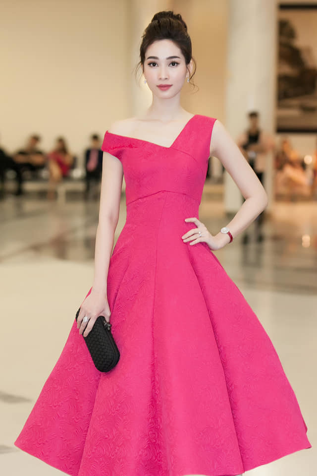 
Chiếc đầm hồng lệch vai giúp tôn lên vẻ quyến rũ vừa đủ cho người đẹp.