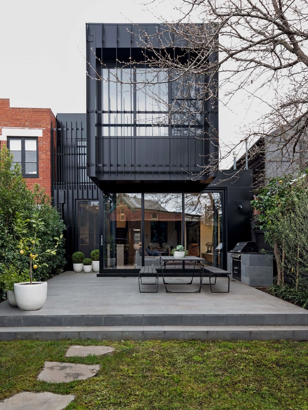 
Ngôi nhà được sơn màu đen nổi bật với 2 tầng gồm 2 container xếp chồng lên nhau
