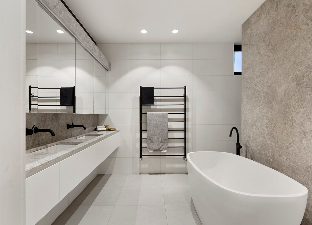 
Phòng tắm cũng được thiết kế với tông trắng đen sang chảnh, hòa quyện với tổng thể chung