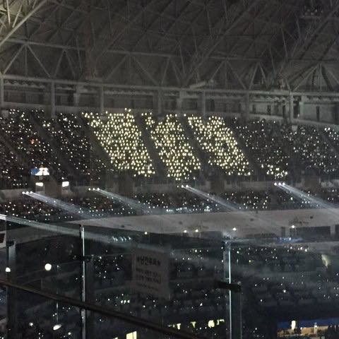 
Biển lightstick được cho là của EXO-L tại Super Concert.