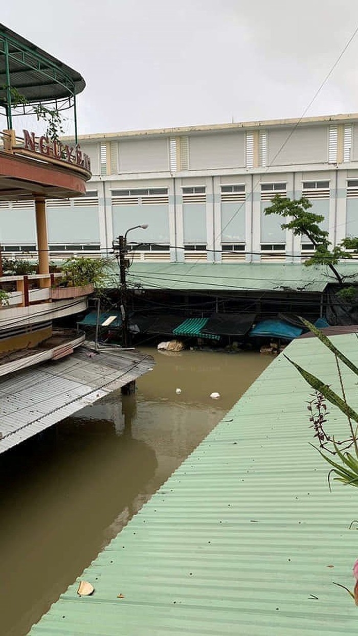 Khu vực chợ Tam Kỳ, Quảng Nam bị ngập nặng, nhiều hàng hóa chìm trong nước