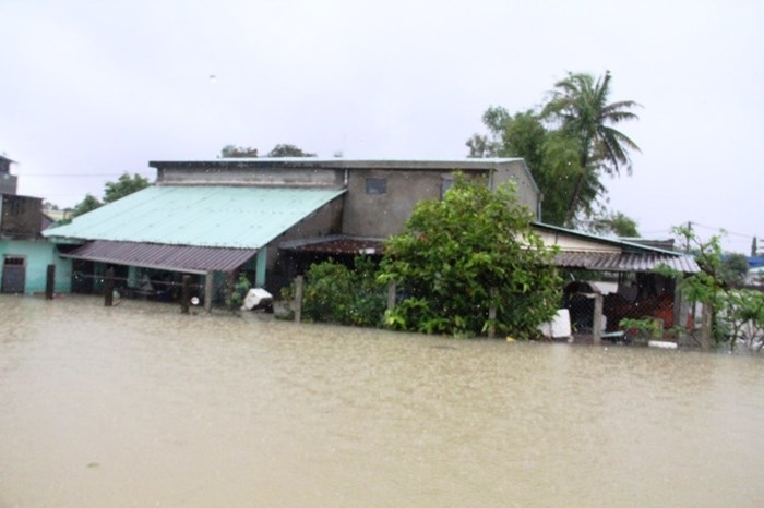 Quảng Nam bị nhấn chìm trong biển nước: Trường học, nhà cửa chỉ còn thấy nóc, bệnh viện nước bủa vây