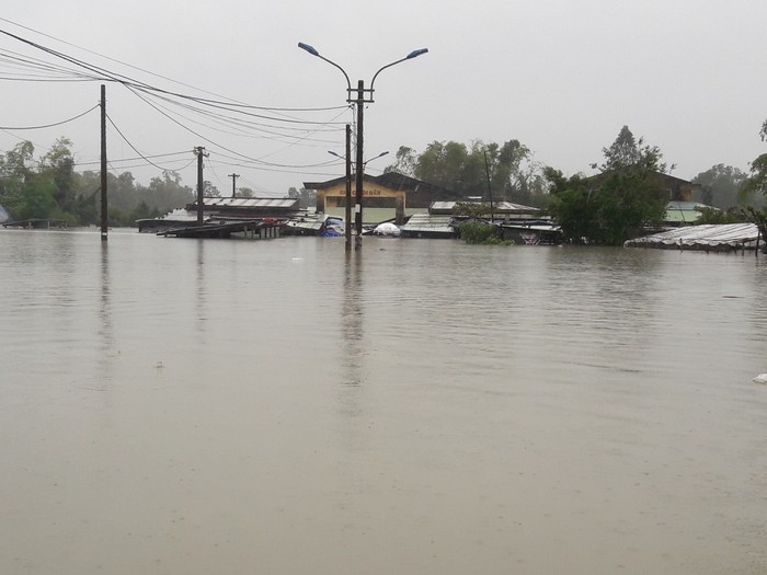 Nước dâng cao khiến hàng trăm ngôi nhà bị nhấn chìm trong nước