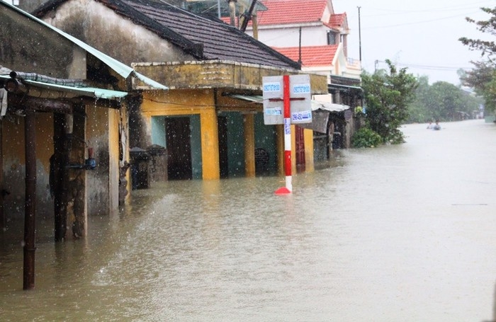 Quảng Nam bị nhấn chìm trong biển nước: Trường học, nhà cửa chỉ còn thấy nóc, bệnh viện nước bủa vây
