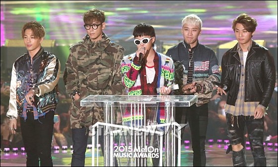 
Trong lễ trao giải MelOn Music Awards 2015, Big Bang cũng đã từng diện toàn bộ trang phục từ nhà mốt Saint Laurent.