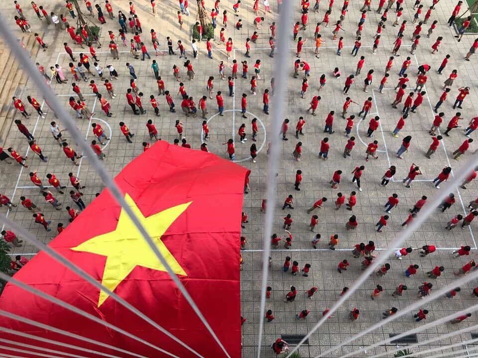
Các trường học tổ chức cho học sinh nhảy flashmob cổ vũ tinh thần cho đội tuyển Việt Nam