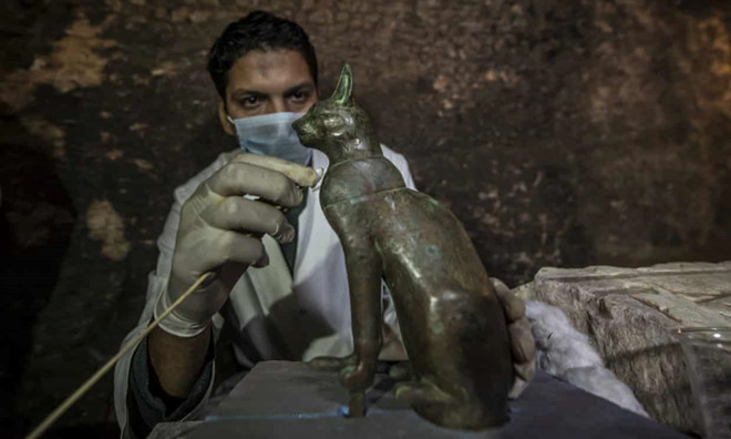 
Chiếc tượng mèo mạ vàng cũng được tìm thấy trong các ngôi mộ này.