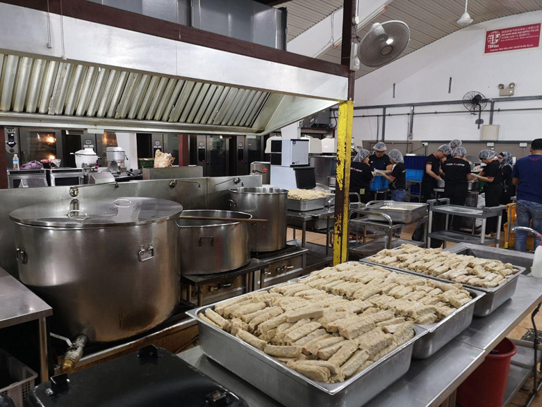 
Căn bếp rộng của Willing Hearts, nơi thức ăn được chế biến để phát cho người nghèo.