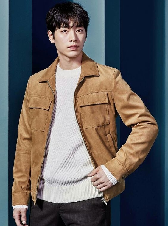 
Áo len màu trắng sữa được nam diễn viên Seo Kang Joon mix cùng chiếc áo da màu vàng nâu hiện đại có phảng phất tinh thần vintage. Anh chàng rất tinh tế trong việc mix màu sắc hài hòa và phù hợp, giúp anh nam diễn viên tỏa sáng trong một phong cách rất bình dân.