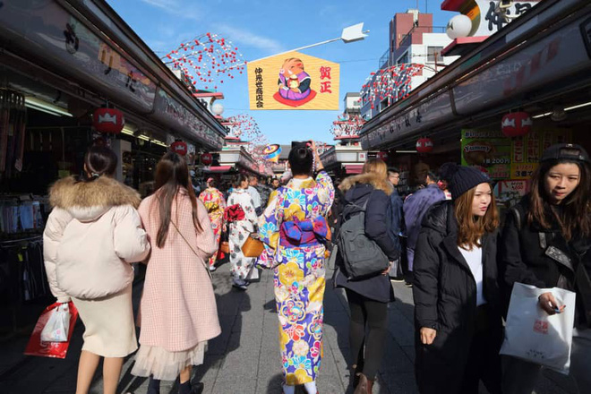 
Tại khu mua sắm Nakamise ở trước đền Sensoji, phường Taito, Tokyo, Nhật Bản, hai bên đường được trang hoàng rất lộng lẫy, nhiều tấm bùa cầu may cũng được treo lên để cho năm mới sắp đến