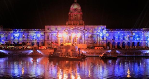 
Để chuẩn bị cho lễ mừng năm mới, tại tòa nhà tân cổ điển Custom House, Dublin, Ireland đã diễn ra các buổi diễn tập trình chiếu ánh sáng và tia laser để phục vụ cho người dân đêm giao thừa