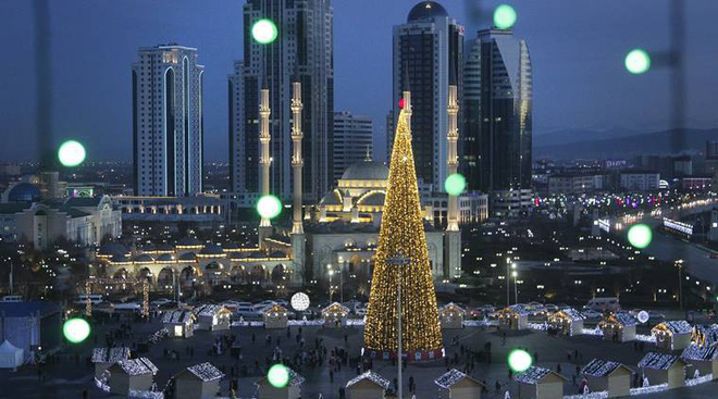 
Cây thông Noel và nhiều tòa nhà cao tầng đã được thắp sáng lên tại trung tâm thành phố Grozny, Chechnya, Nga để phục vụ cho lễ mừng năm mới vào tối nay