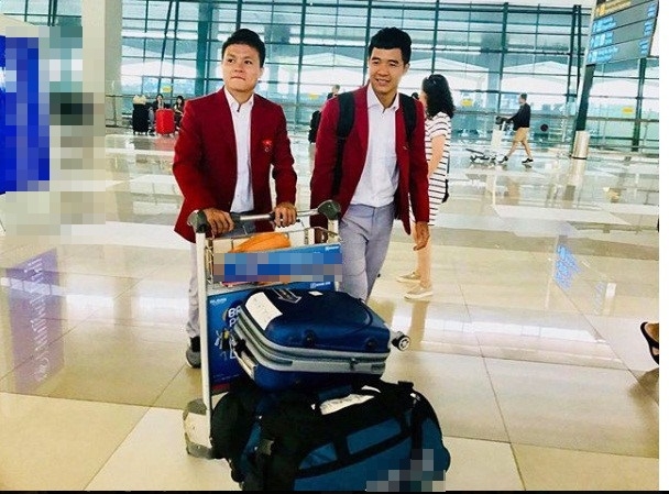 
Không có loại màu sắc nào có thể qua tay được anh chàng này, diện vest đỏ nổi bật đi bên đồng đội Nguyễn Quang Hải - Ảnh: Internet