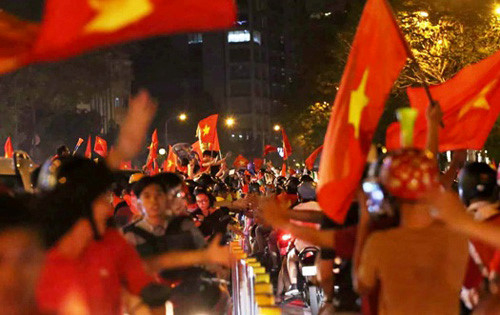
CĐV ùn ùn đổ ra đường "đi bão" ăn mừng chiến thắng của ĐT Việt Nam khiến đường phố bị ách tắc trầm trọng. 
