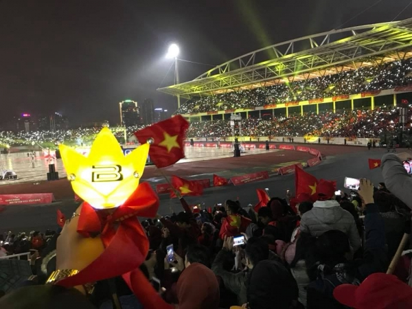 
Rất nhiều những lightstick quen thuộc xuất hiện tại các địa điểm theo dõi trận chung kết AFF Cup 2018: lightstick vương miện sao 5 cánh của BIGBANG.