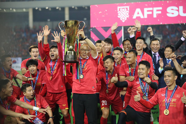 
Sau 10 năm, đội tuyển bóng đá Việt Nam đã chạm tay tới chiếc cúp vô địch. 