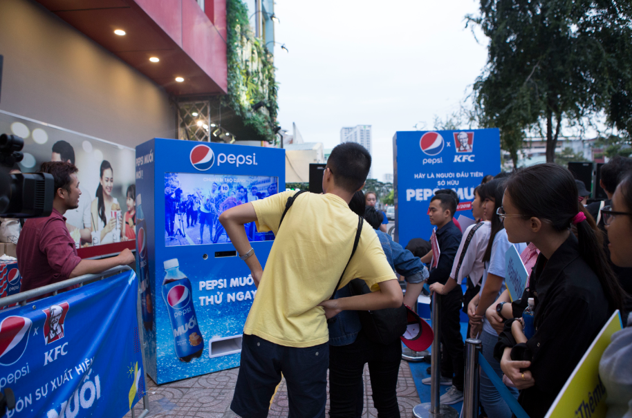 
Các bạn trẻ tham gia thử thách tạo dáng đầy sáng tạo để bật kết nối với Pepsi Muối.