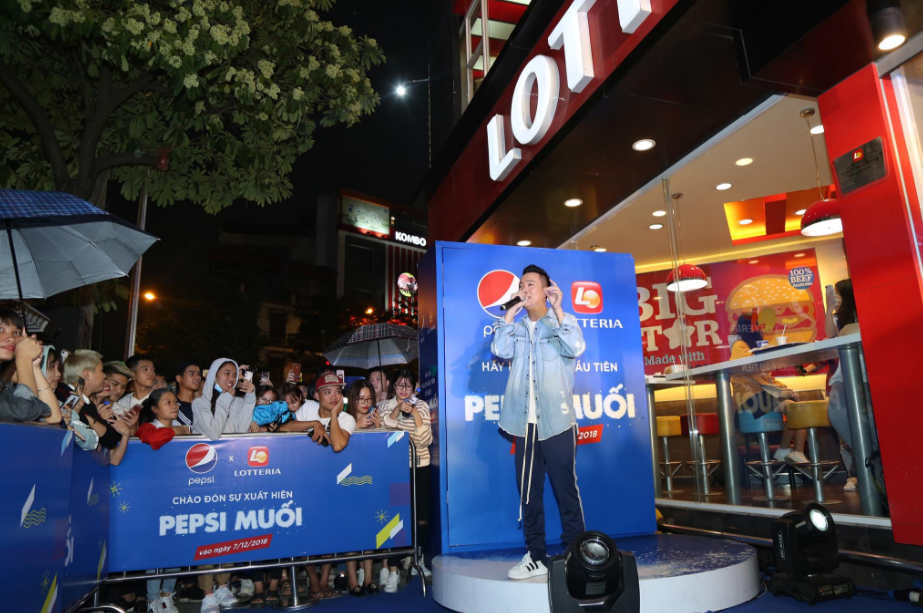  
Tại Hà Nội, JustaTee xuất hiện bất ngờ ở sự kiện Pepsi Muối ra mắt khiến đám đông vô cùng hào hứng.
