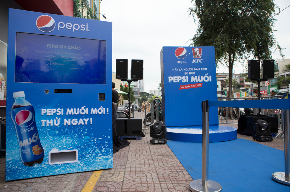 
Trước đó một ngày, hình ảnh hộp Pepsi “khổng lồ” gây tò mò cho nhiều bạn trẻ và người đi đường.