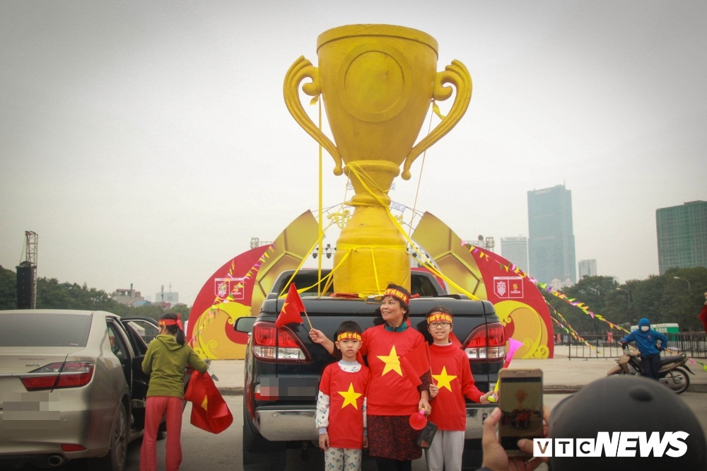 
Chiếc cúp vàng AFF Cup tượng trưng cao 2,1m tại sân vận động Mỹ Đình (Hà Nội) thể hiện niềm tin chiến thắng - Ảnh: VTCNEWS