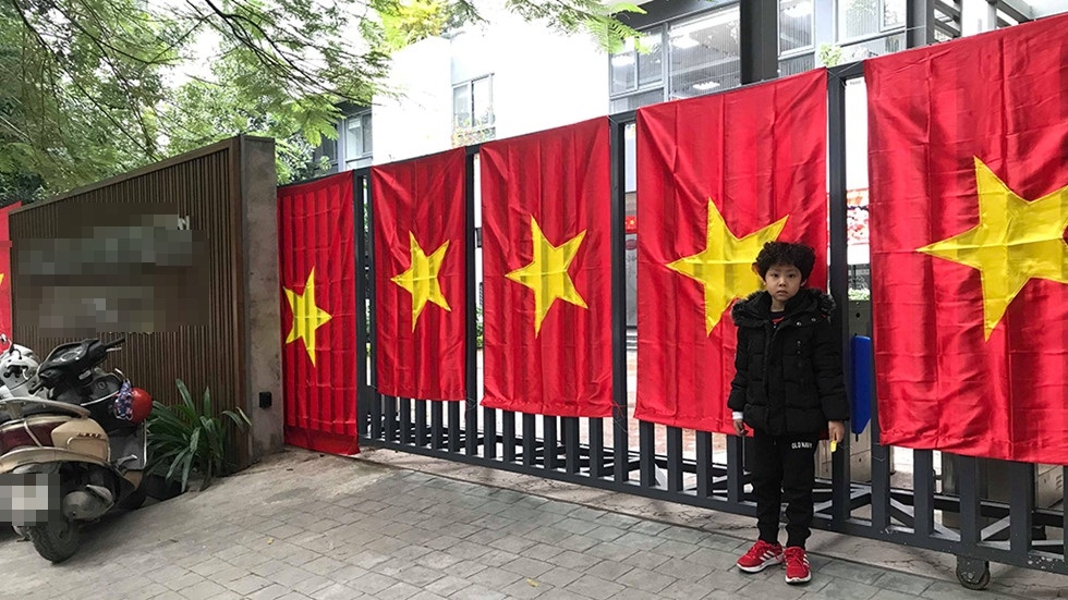 
Cổng trường mầm non tại Hà Nội được treo cờ Tổ quốc cổ vũ đội tuyển Việt Nam