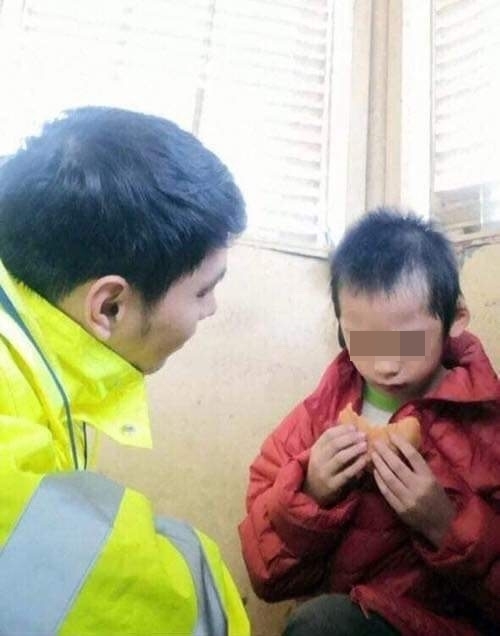 Hành động ấm lòng của CSGT Hà Nội khi thấy cháu bé đứng khóc dưới trời rét căm căm
