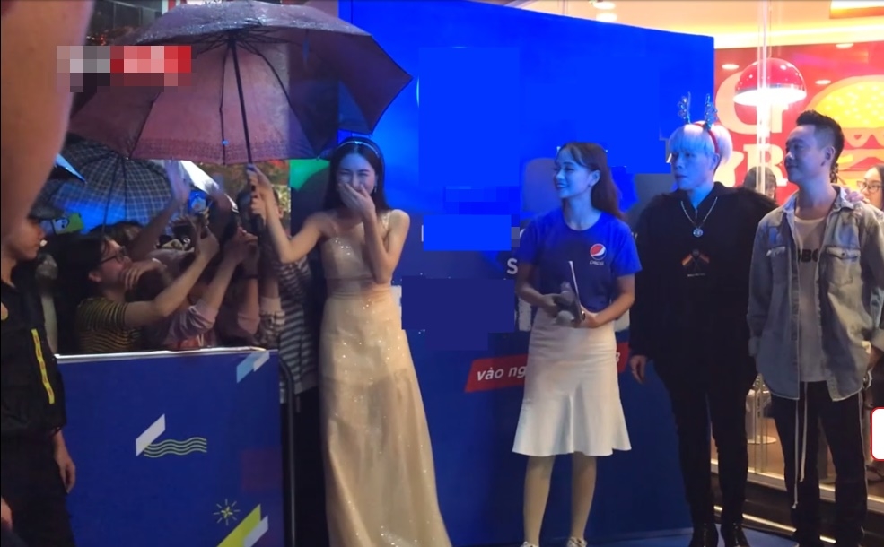 Hết thay trưởng FC xin lỗi, Hòa Minzy còn cầm ô che mưa cho fan để thể hiện tình yêu thương của mình