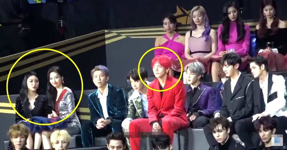 
Vì tới muộn nên V (BTS) phải ngồi nhờ hàng ghế của của Wanna One, còn Sunmi đang ngồi cạnh Chungha.