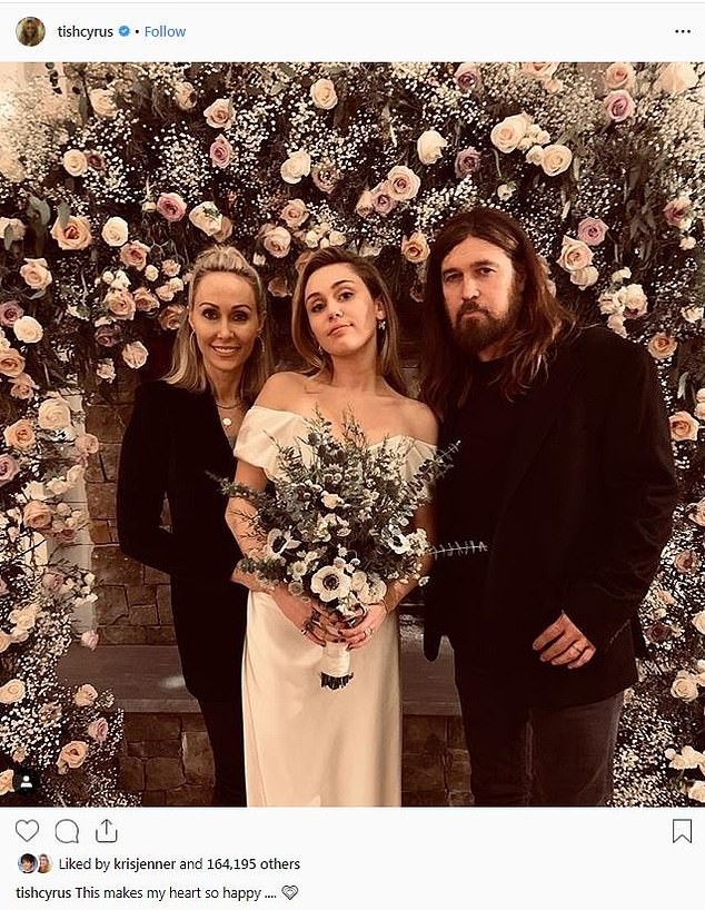 
Mẹ của Miley Cyrus chia sẻ hình ảnh chụp cùng con gái trong ngày cưới.