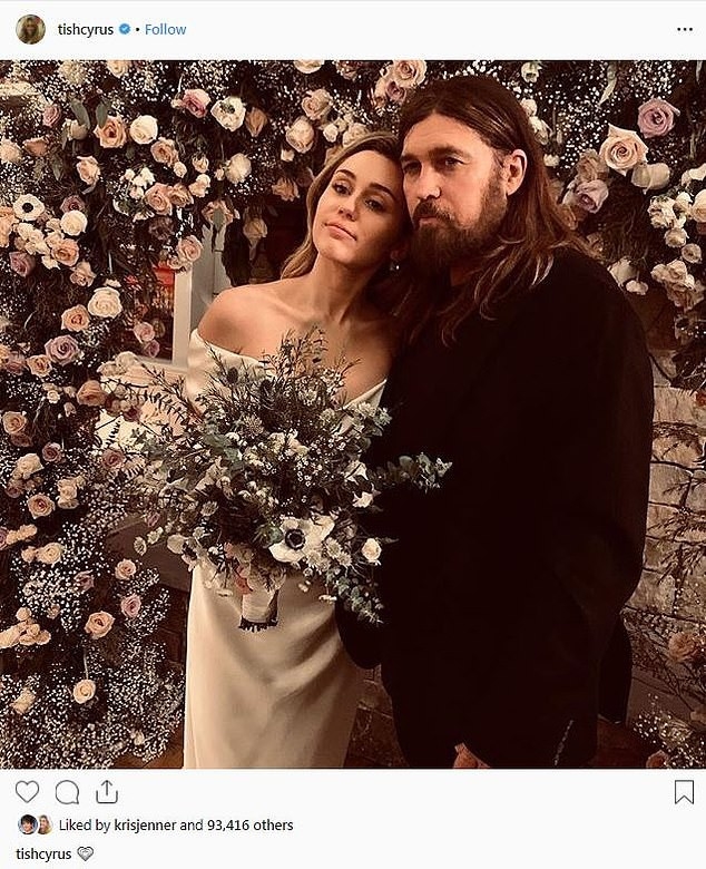 
Miley Cyrus chụp ảnh cùng bố trong ngày cưới.