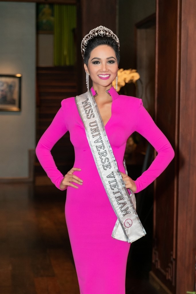 
Bộ đầm đã giúp Hoa hậu người Ê-đê tỏa sáng tại buổi họp báo trước thềm Miss Universe 2018​.

