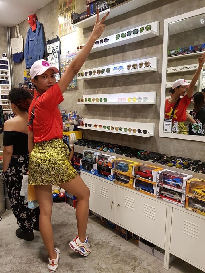 H'Hen Niê diện áo thun 50 ngàn đi chợ Thái Lan cùng fan trước đêm Bán kết Miss Universe 2018 - Tin sao Viet - Tin tuc sao Viet - Scandal sao Viet - Tin tuc cua Sao - Tin cua Sao