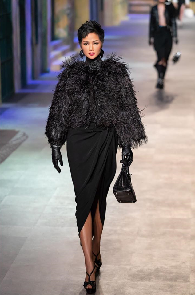 
Trong thiết kế váy đen cùng khoác lông vô cùng kiêu sa và lộng lẫy, H'Hen Niê hóa quý cô kiêu kì sải bước đầy tự tin trên sàn catwalk. 