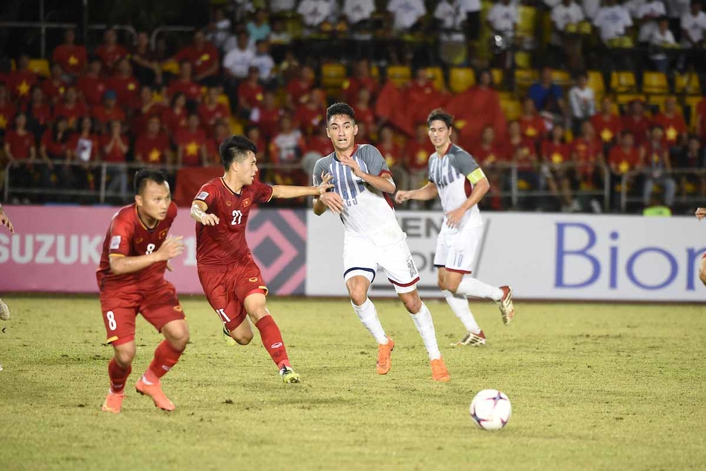 
Ở trận bán kết lượt đi trên sân Panaad, hàng thủ ĐT Việt Nam đã có một thoáng mất tập trung khi để tiền đạo Reichelt của Philippines ghi bàn khuân bình tỉ số 1-1 ở những phút cuối hiệp 1.