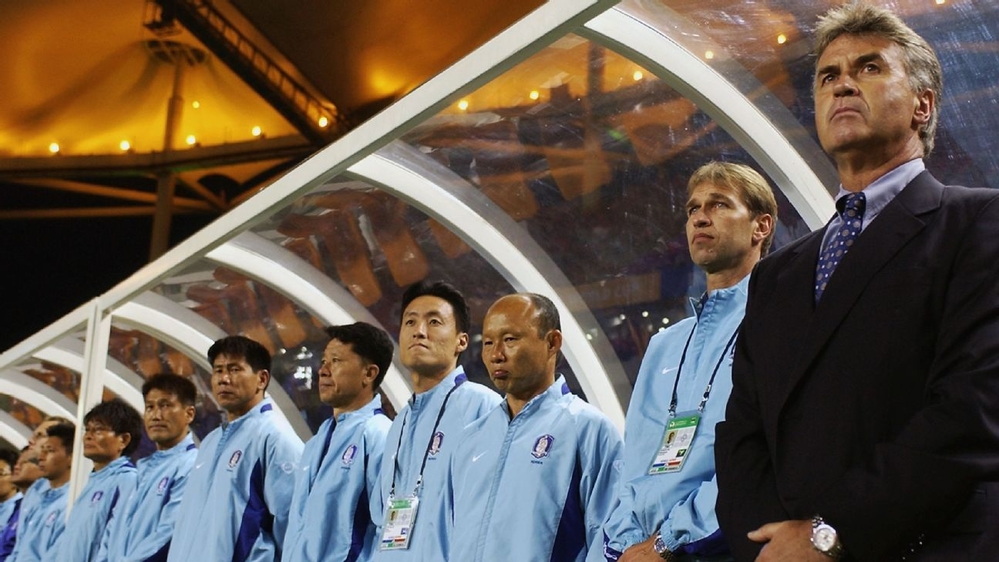 
Trợ lý HLV Park Hang-seo (thứ 3 từ phải sang) trong thành phần BHL tuyển Hàn Quốc tại World Cup 2002.