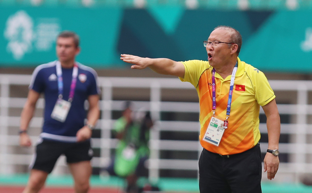 
HLV Park Hang-seo luôn đứng sát đường biên chỉ đạo các tuyển thủ Olympic Việt Nam tại ASIAD 2018.